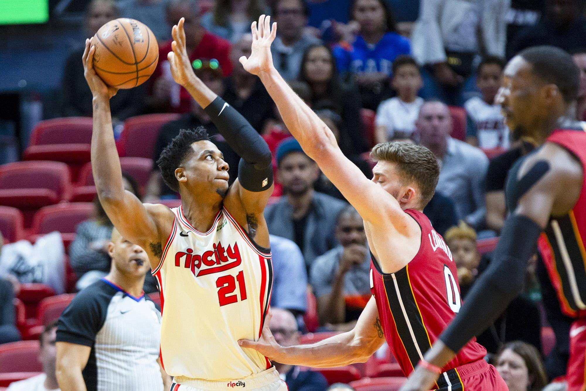 包含巴西男篮翻盘鹈鹕，戈贝尔打破历史纪录的词条