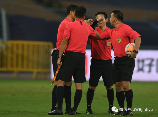 包含裁判风波不绝，争议事件屡见不鲜的词条