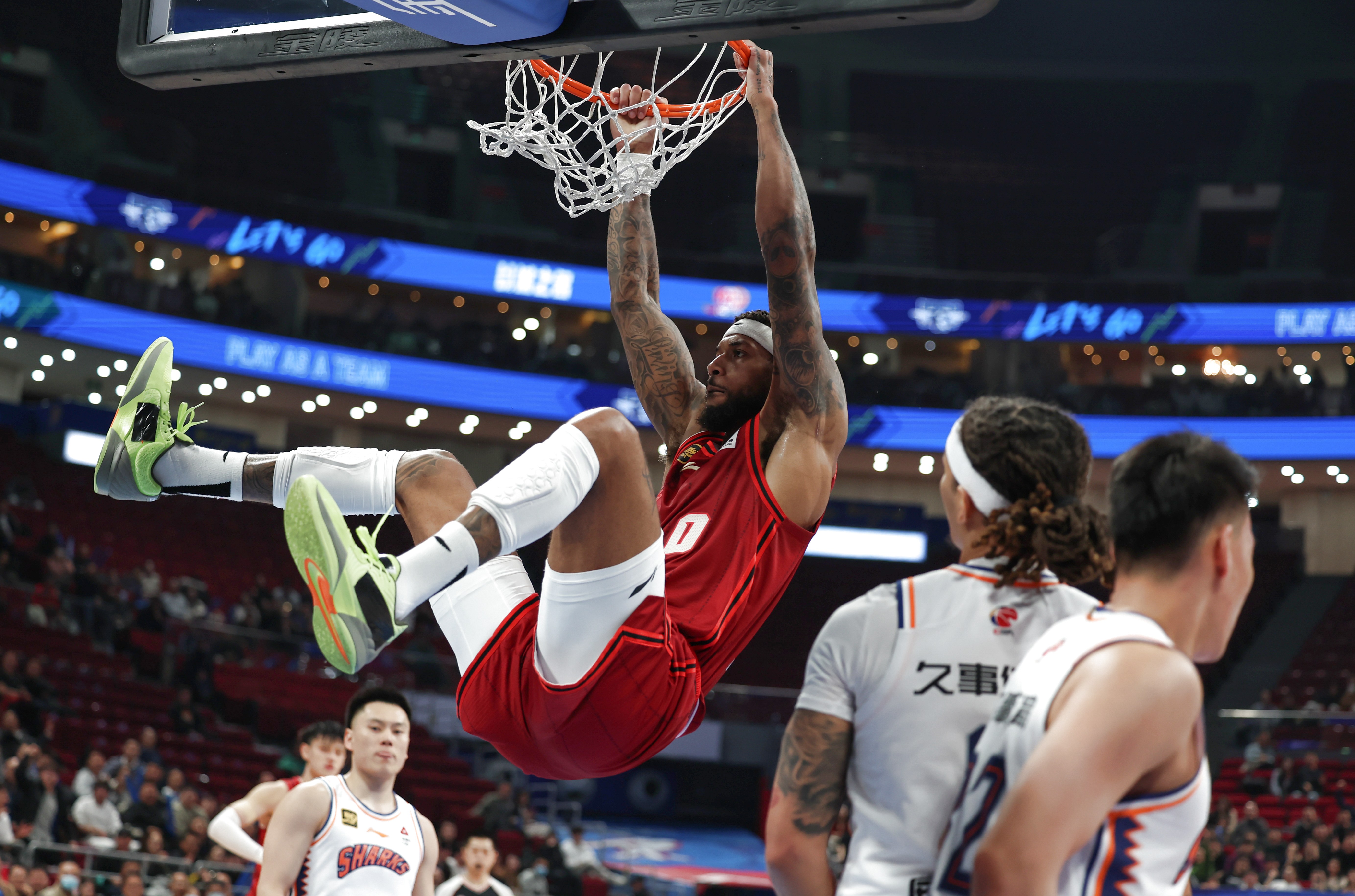 篮球赛事掀起热潮，球员实力对抗再度诠释
