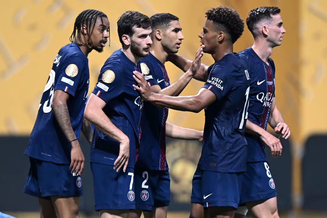 巴黎主场失利，惊险晋级八强，拜仁慕尼黑遭淘汰的简单介绍