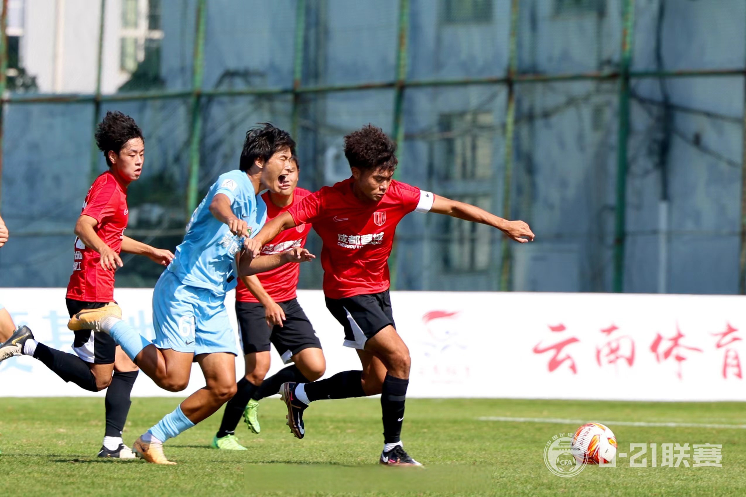 专业足球联赛战队努力备战决赛