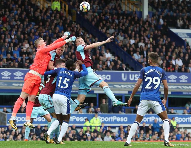 欧洲足坛势均力敌对决，球员拼尽全力争取胜利的简单介绍