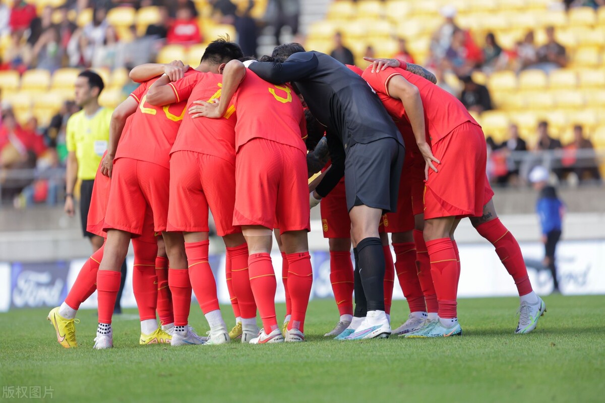 包含足球场上的精彩表演：球员们展现实力的词条