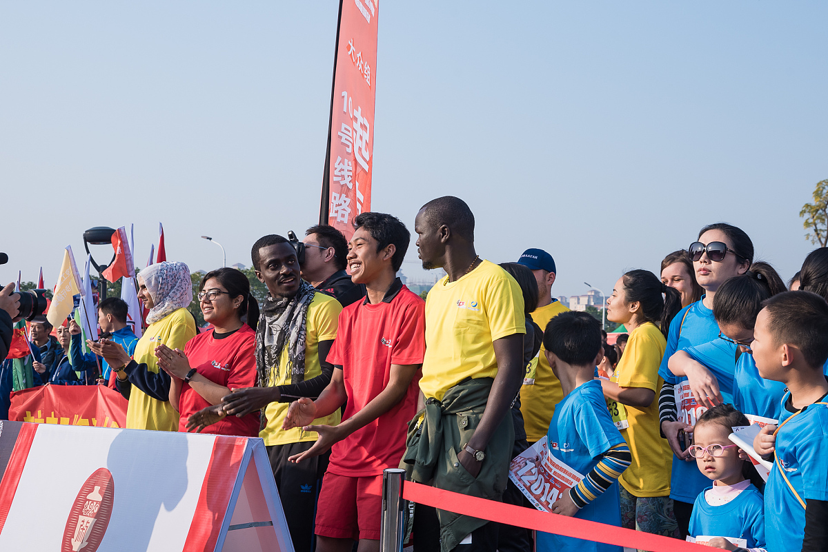 激烈比拼中展现出的团队默契和个人拼搏