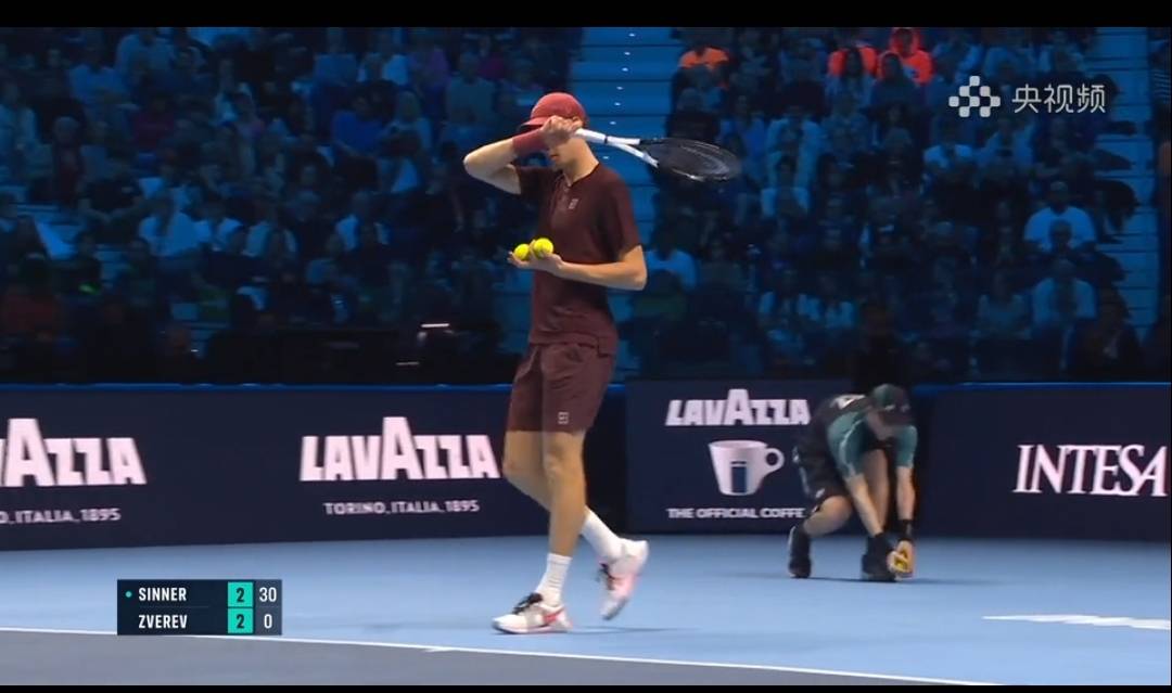 包含拉沃尔杯鏖战ATP总决赛，兹维列夫统治全场的词条