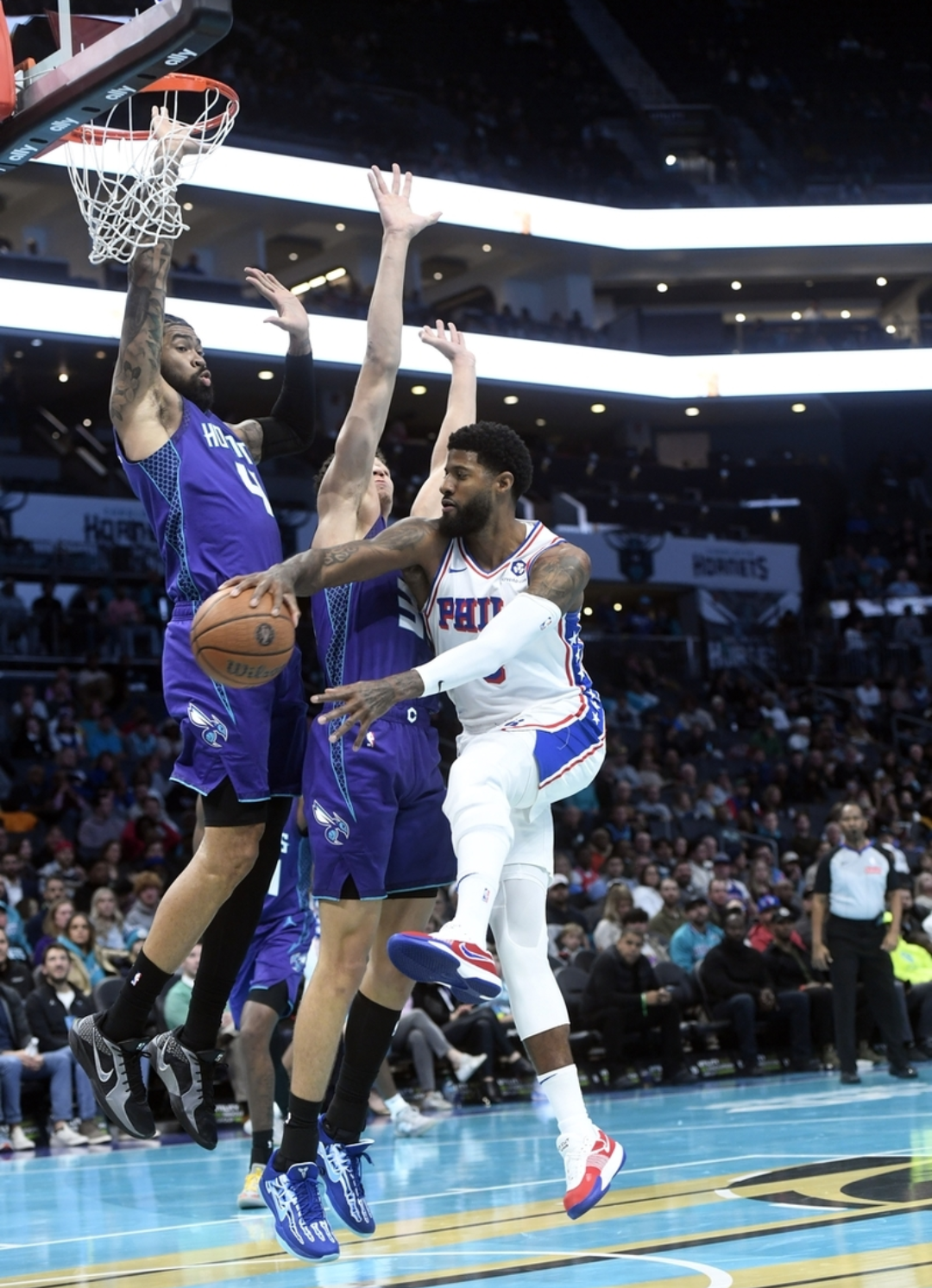 西班牙男篮强势黄蜂，保罗关键制胜的简单介绍