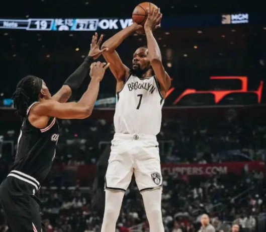 篮网B队碾压意大利男篮,杜兰特送出助攻 篮网B队碾压意大利男篮,杜兰特送出助攻