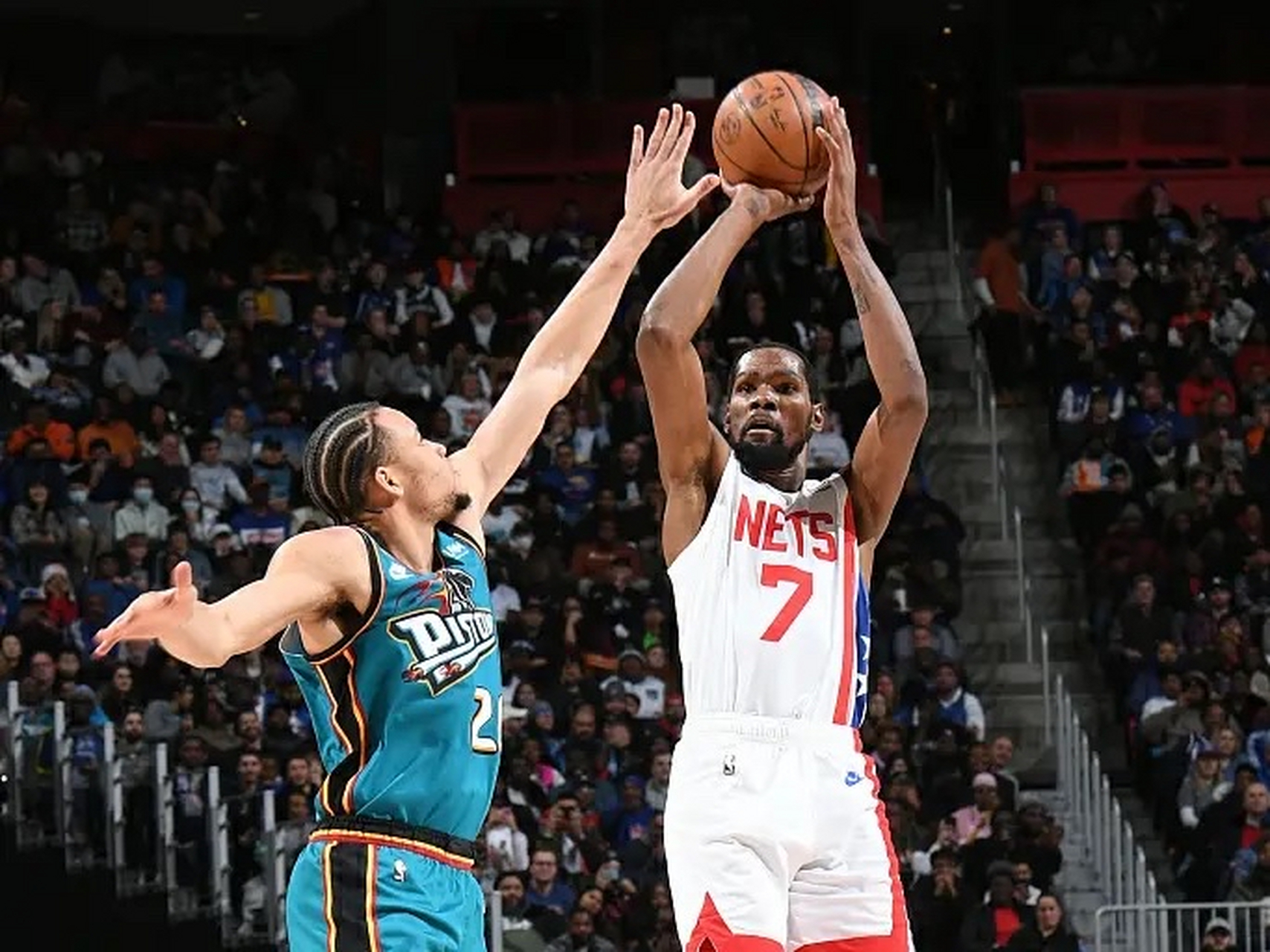 篮网B队碾压意大利男篮,杜兰特送出助攻 篮网B队碾压意大利男篮,杜兰特送出助攻