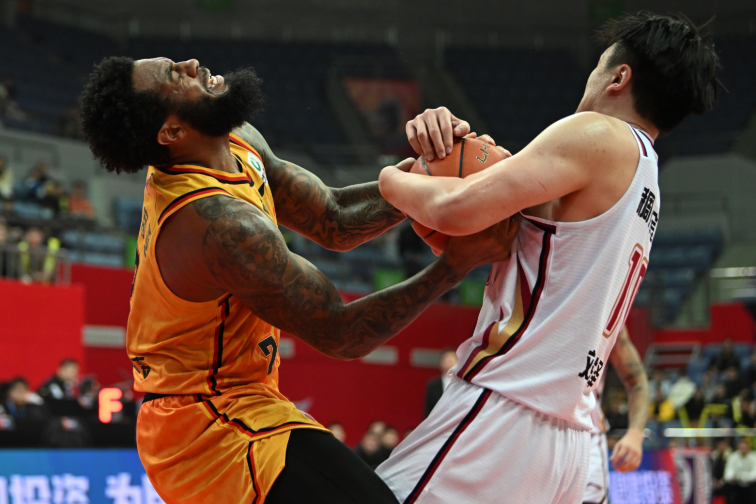 包含红蓝对决：篮球比赛中的激烈对抗的词条