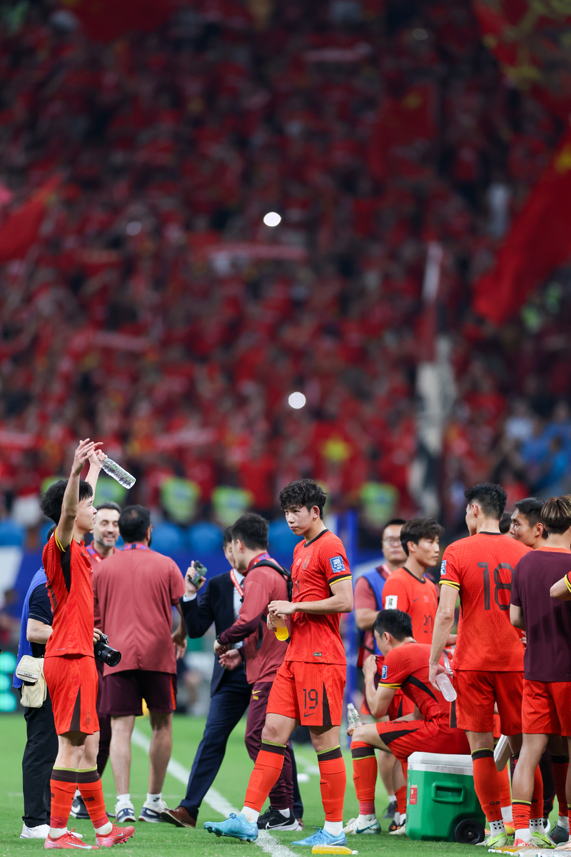 中国女足队员全力以赴，收获胜利